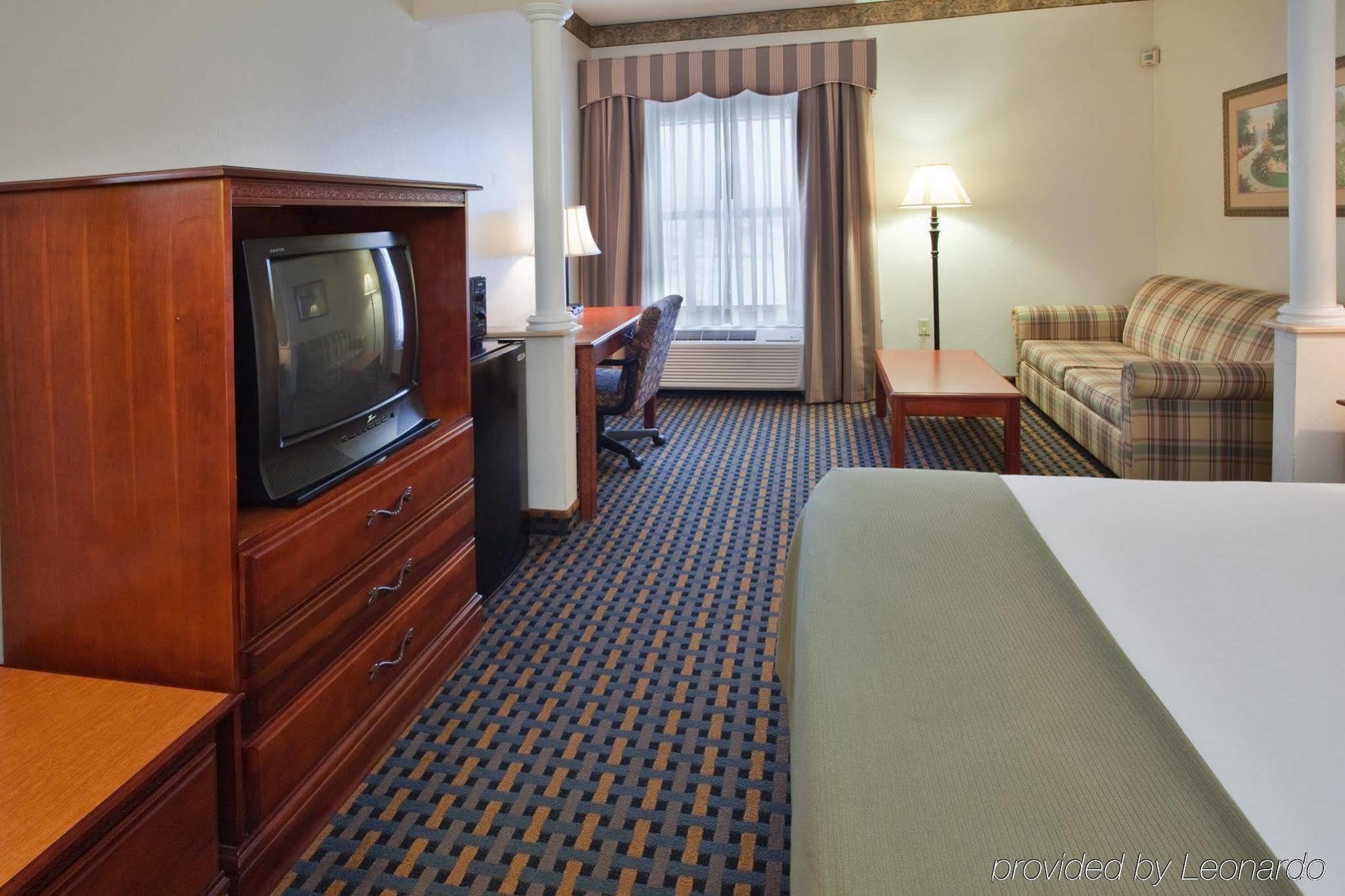 Holiday Inn Express Hotel & Suites Laurinburg By Ihg Room photo